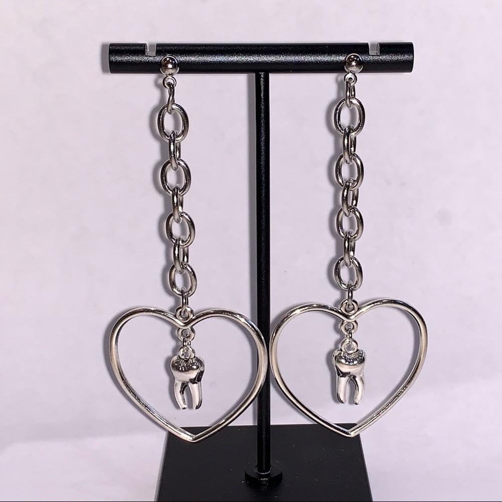 𝙎𝙬𝙚𝙚𝙩 𝙏𝙤𝙤𝙩𝙝🦷 Silver Dangle Heart Teeth Drop Earrings